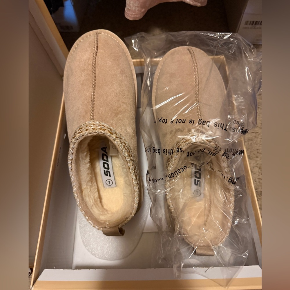 Soda Eagle Slip on Platform Lug Sole
Sherpa lined Slipper